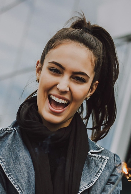 Dark hair girl with ponny-tail smiling